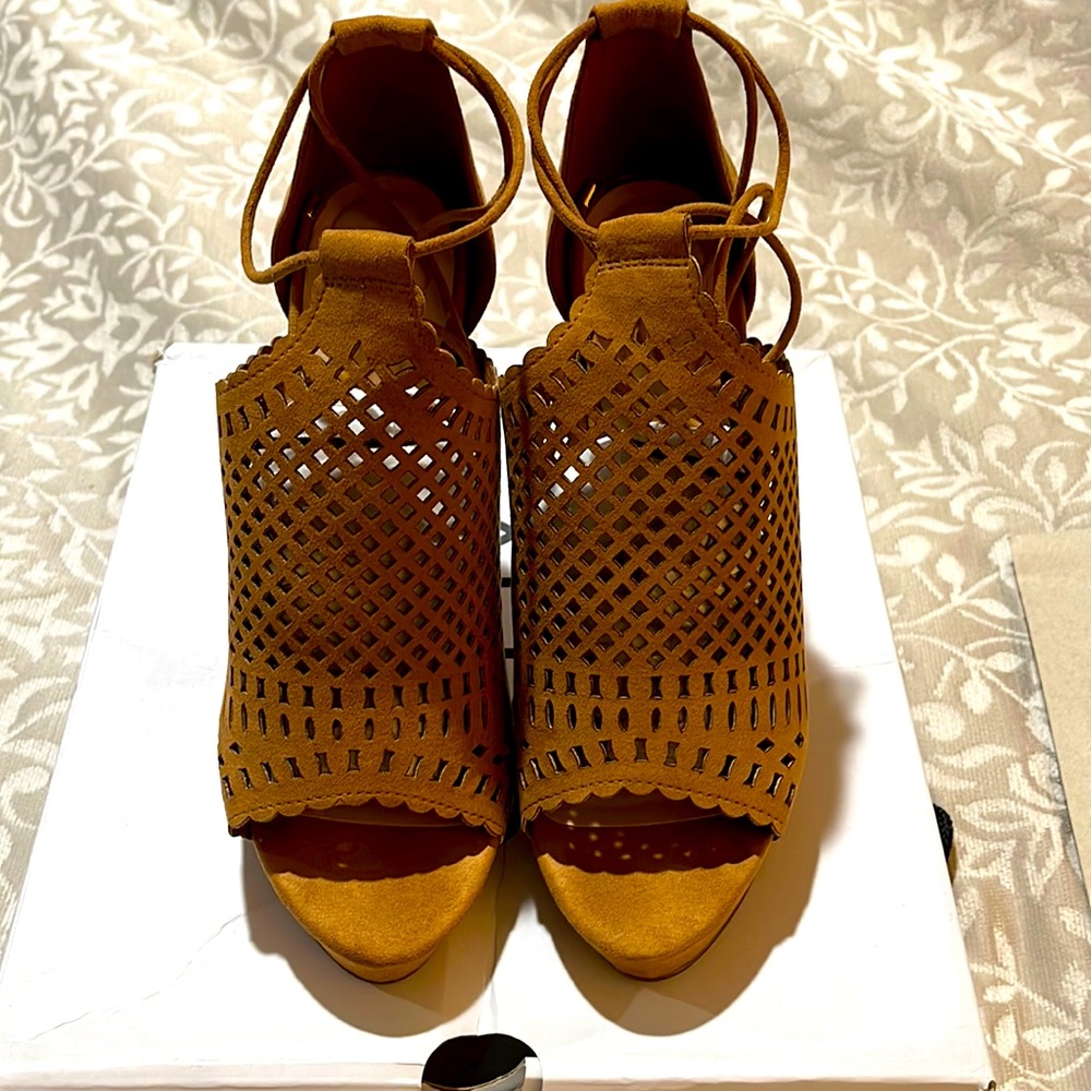 Selling women’s Aldo heels size 8.5